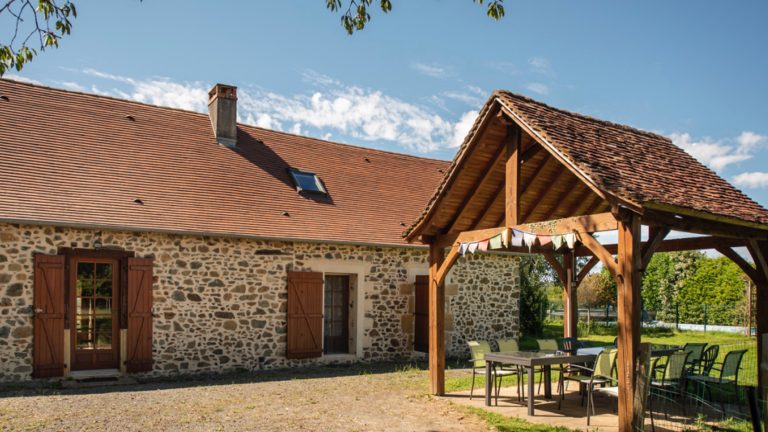 Le gîte Padme et sa terrasse couverte pour des repas en pleine nature
