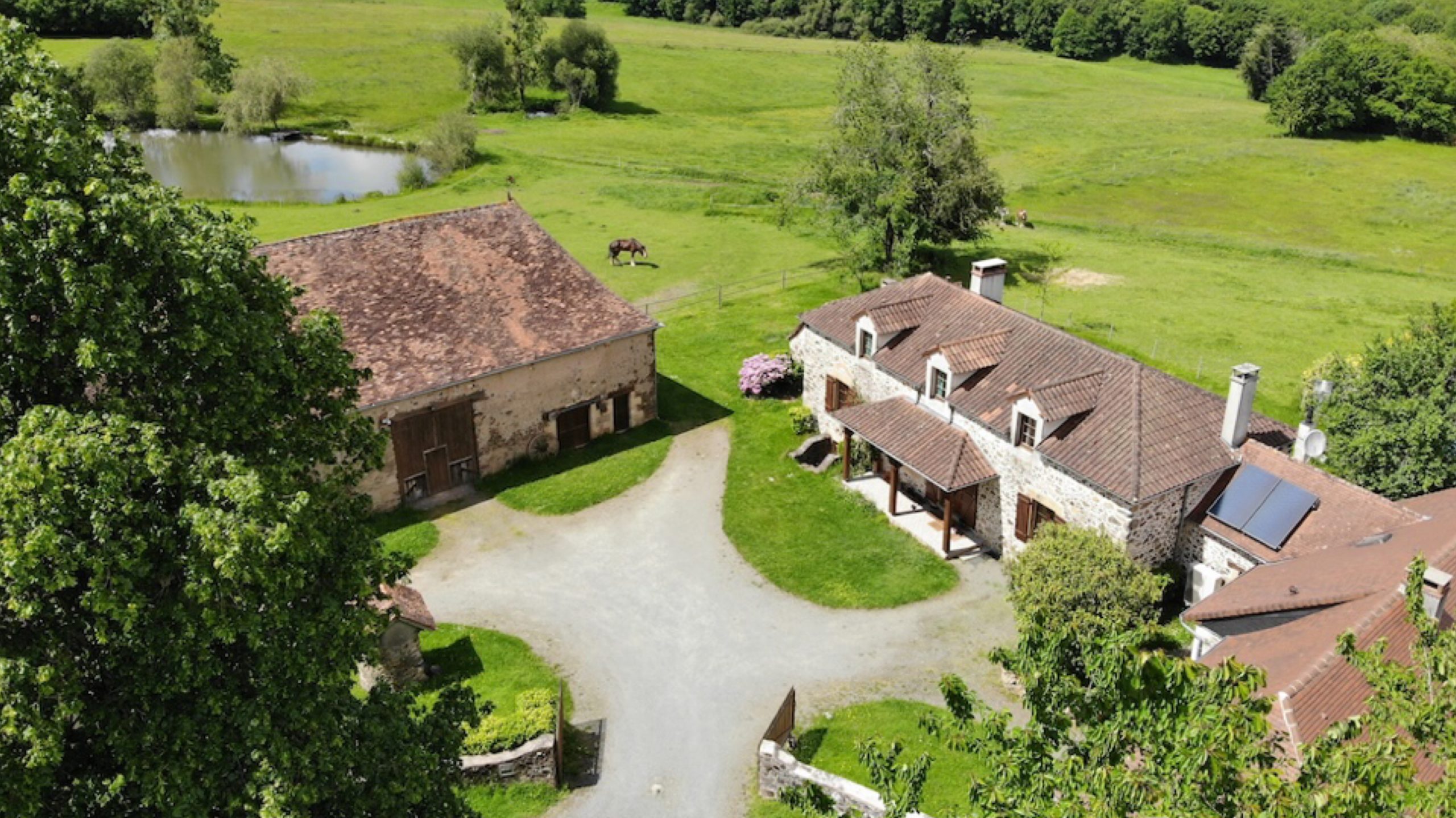 Oasis de l'Aube vu du ciel. Gîtes de groupes
