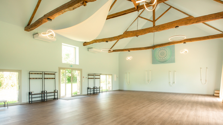 La salle de pratique de 126m2 et son matériel de yoga
