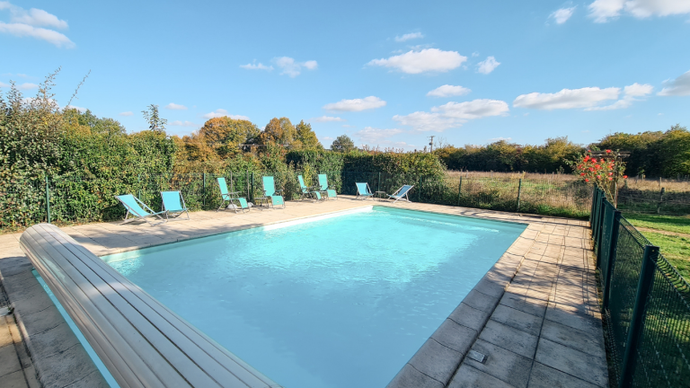 La piscine est accessible durant la belle saison