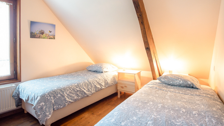 Nos 8 chambres et 20 lits offrent un espace de repos confortable et entretenu avec grand soin